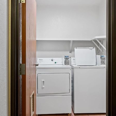 Super 8 By Wyndham Santa Rosa Hotel Екстериор снимка