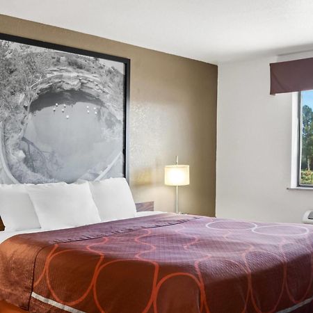 Super 8 By Wyndham Santa Rosa Hotel Екстериор снимка