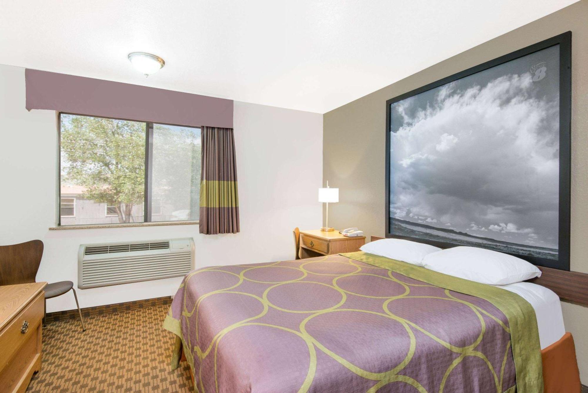 Super 8 By Wyndham Santa Rosa Hotel Екстериор снимка