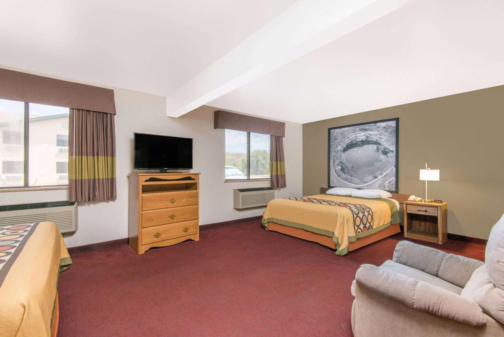 Super 8 By Wyndham Santa Rosa Hotel Екстериор снимка
