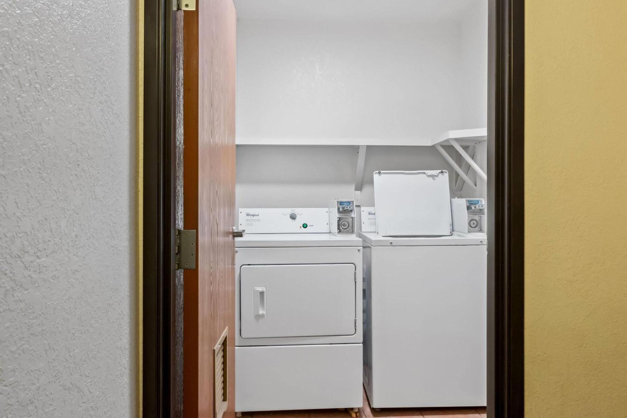 Super 8 By Wyndham Santa Rosa Hotel Екстериор снимка