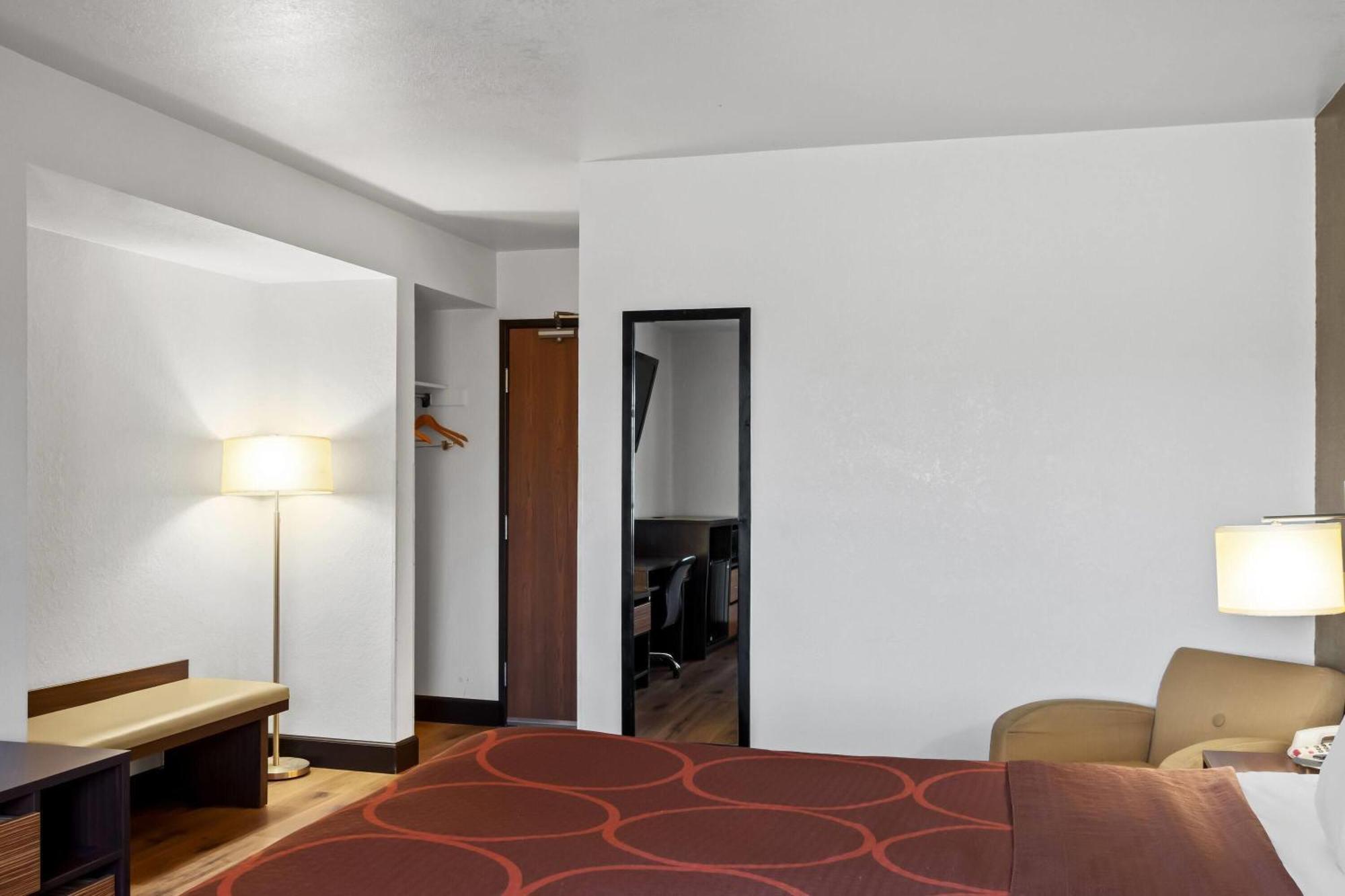 Super 8 By Wyndham Santa Rosa Hotel Екстериор снимка
