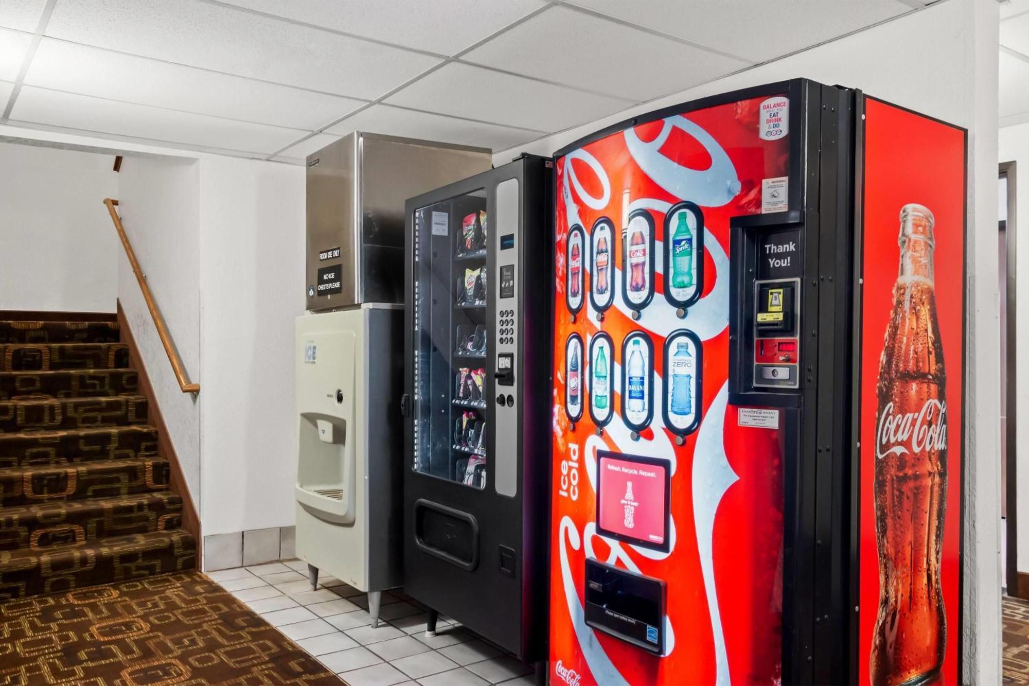 Super 8 By Wyndham Santa Rosa Hotel Екстериор снимка