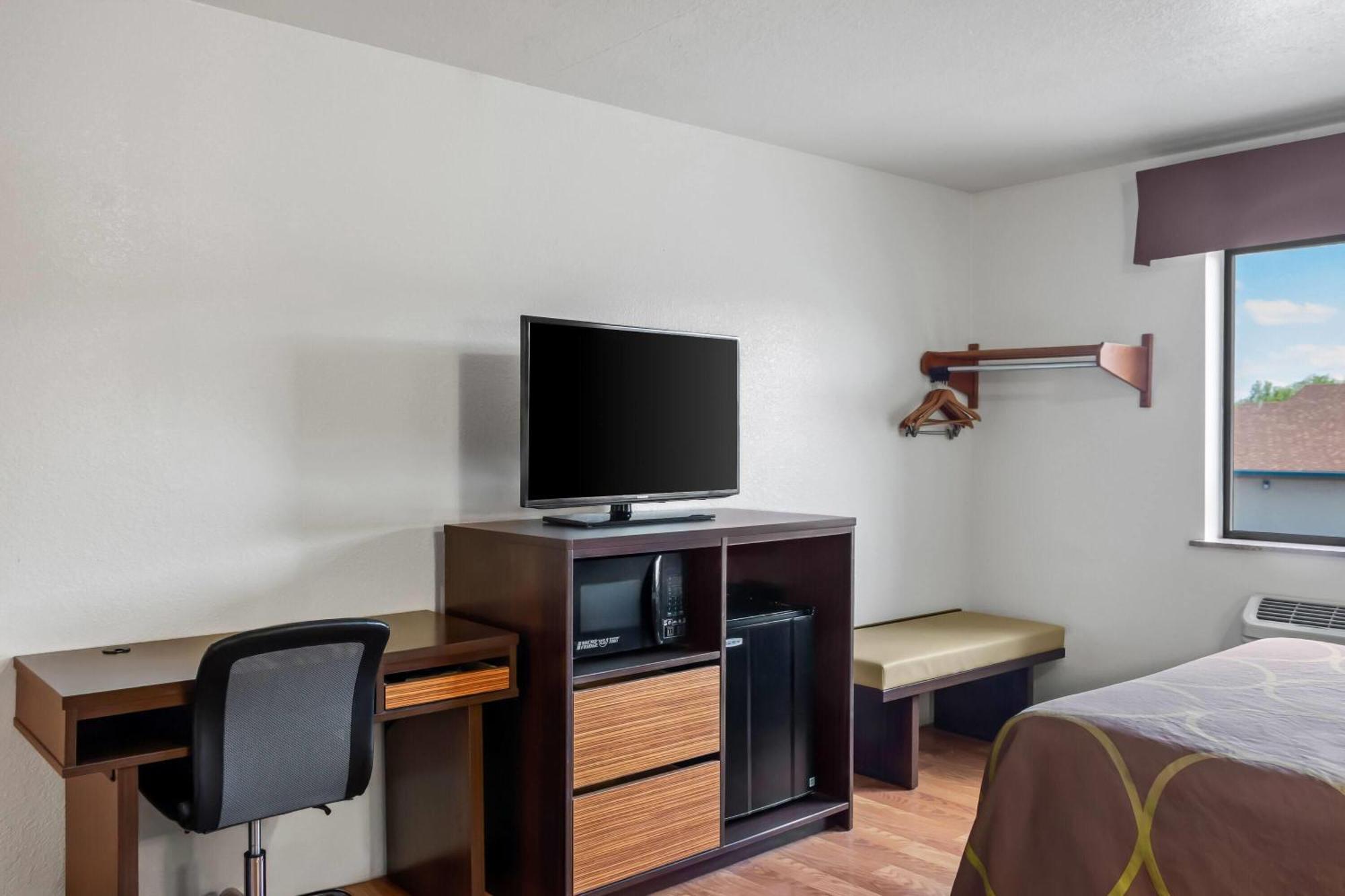 Super 8 By Wyndham Santa Rosa Hotel Екстериор снимка