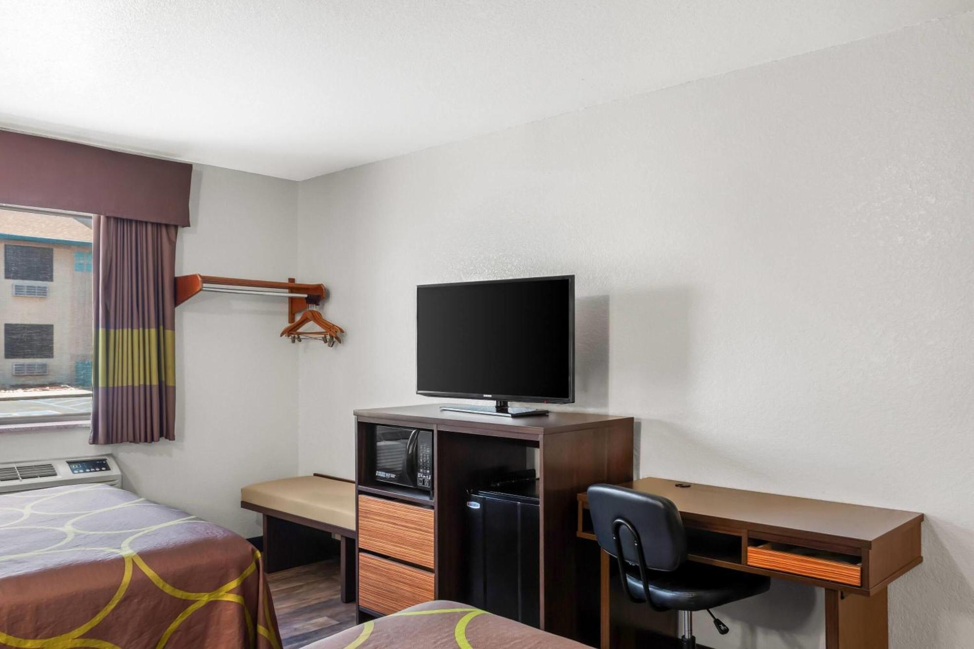 Super 8 By Wyndham Santa Rosa Hotel Екстериор снимка