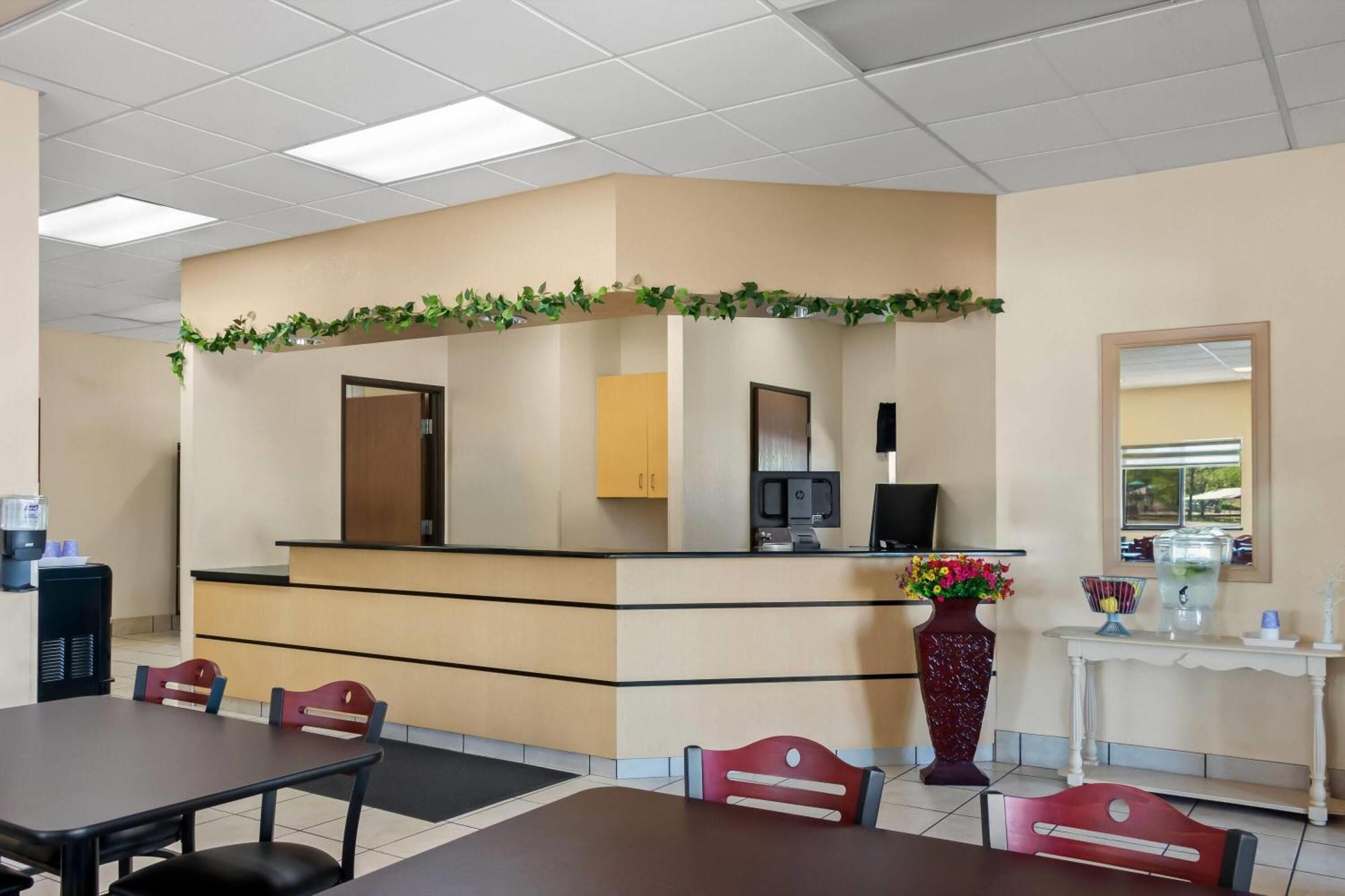 Super 8 By Wyndham Santa Rosa Hotel Екстериор снимка