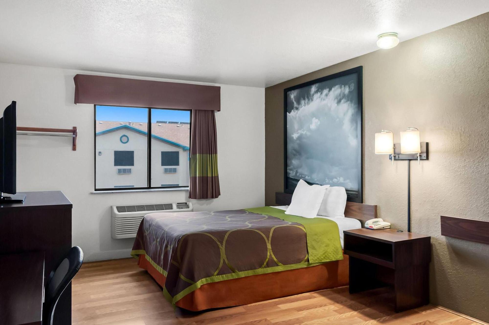 Super 8 By Wyndham Santa Rosa Hotel Екстериор снимка