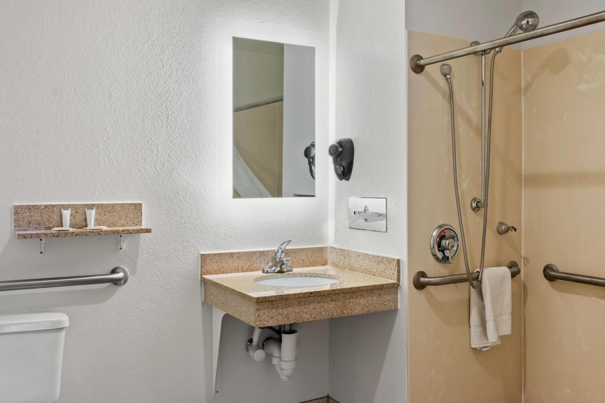 Super 8 By Wyndham Santa Rosa Hotel Екстериор снимка