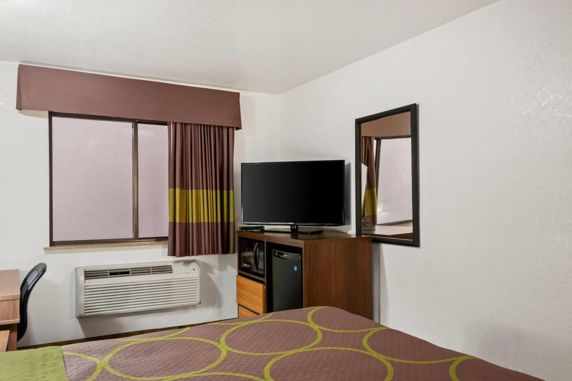 Super 8 By Wyndham Santa Rosa Hotel Екстериор снимка