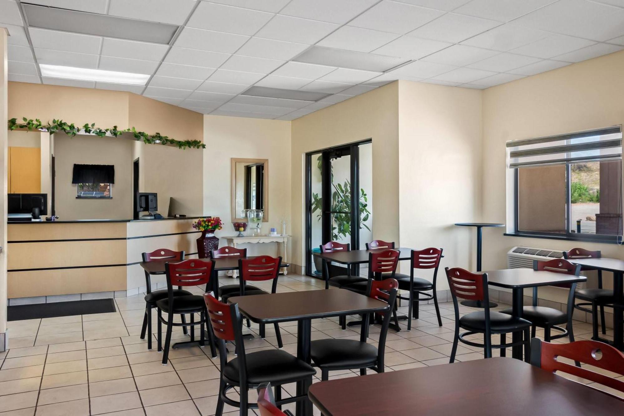 Super 8 By Wyndham Santa Rosa Hotel Екстериор снимка
