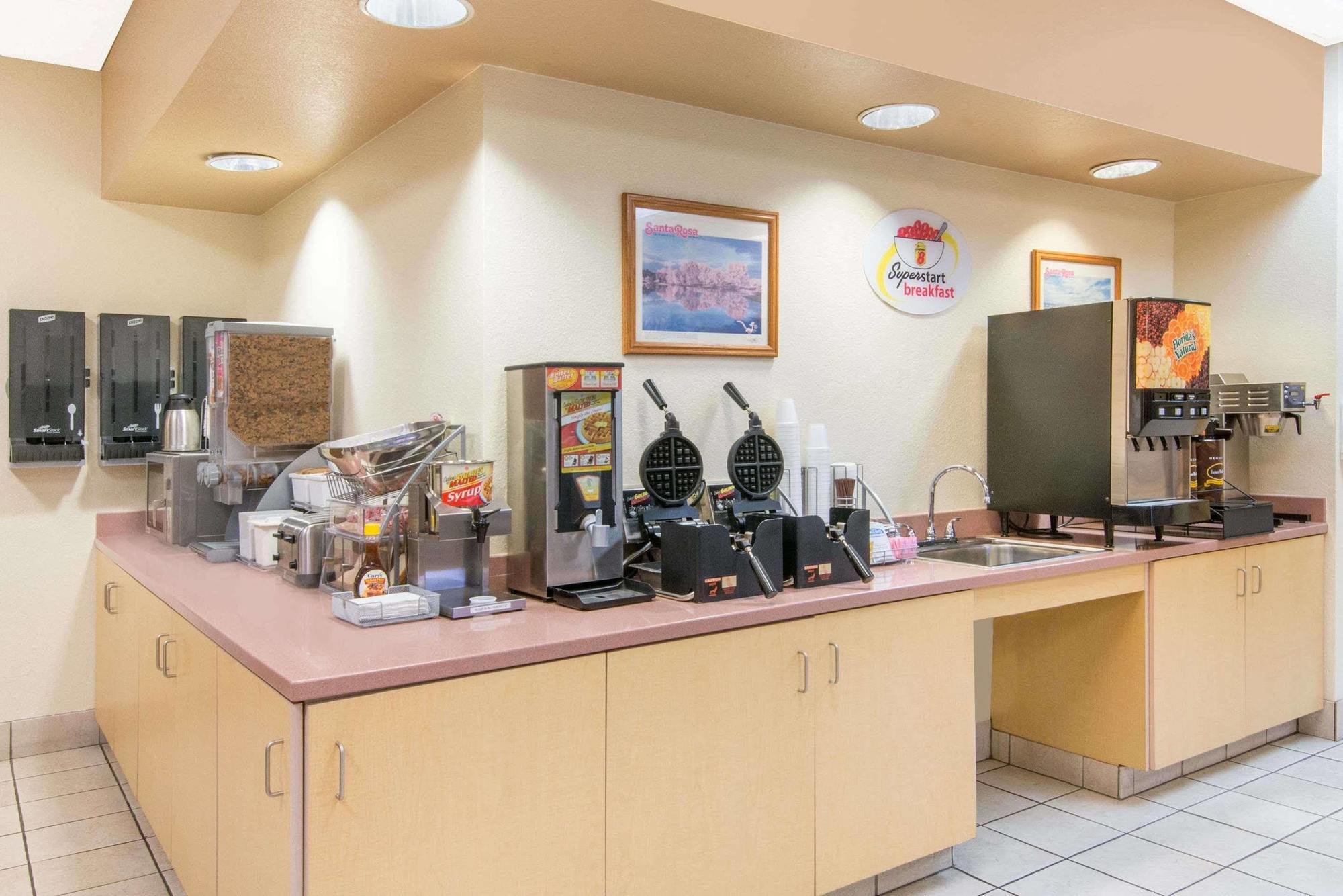Super 8 By Wyndham Santa Rosa Hotel Екстериор снимка